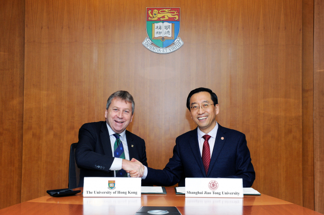 HKU President Professor Peter Mathieson and Shanghai Jiao Tong University President Professor Zhang Jie 